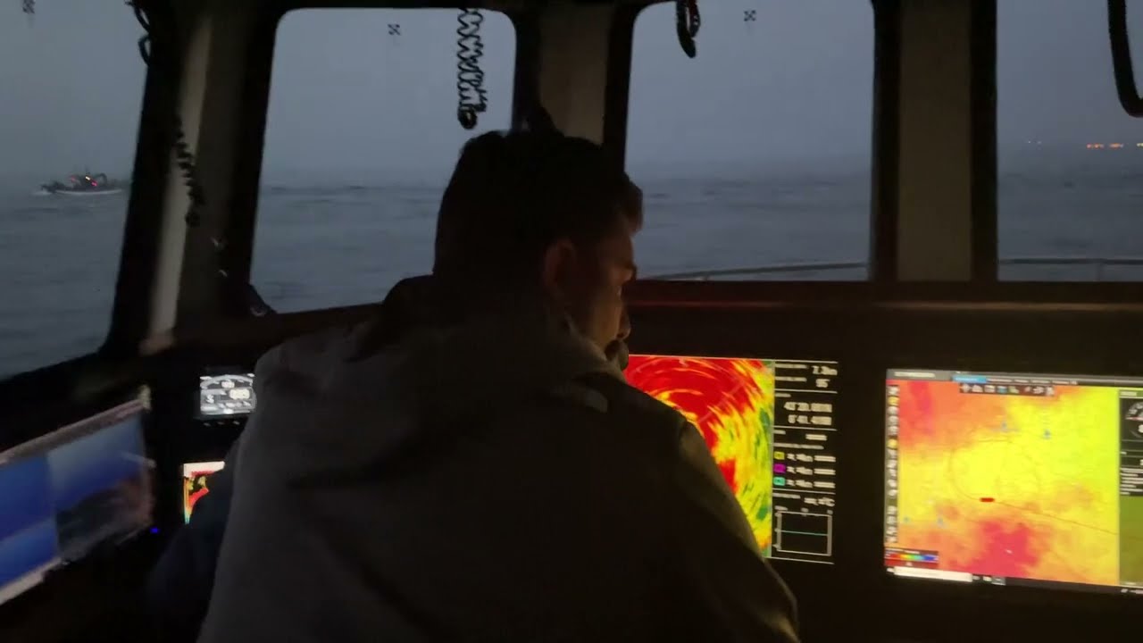 Embarcación Pasa Aquí (A Coruña, Galicia) pesca de cerco, lance visto desde el puente .