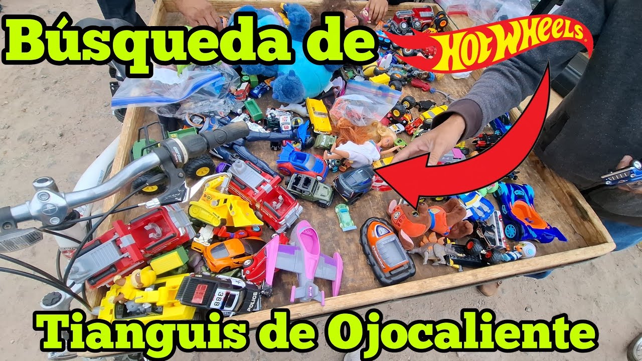 Bolsas llenas de #juguetes y  #hotwheels en el tianguis de Ojocaliente, de todo un poco