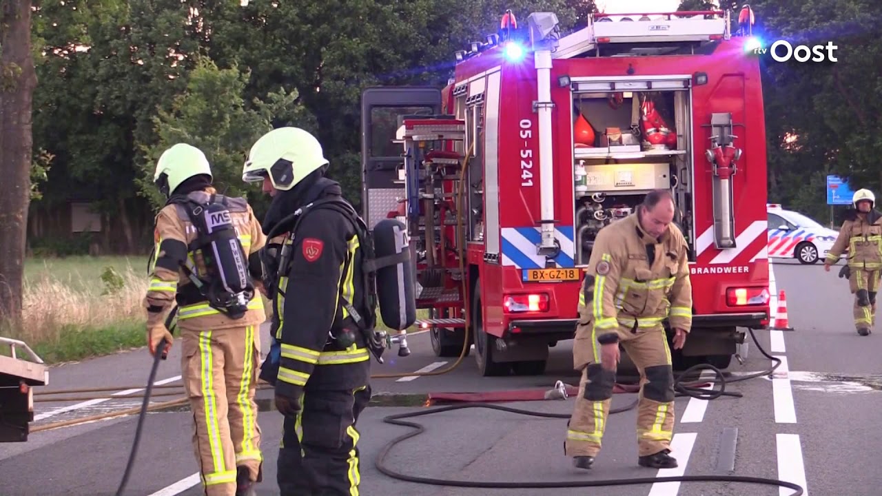 Bestuurder raakt gewond doordat transporter al rijdend in brand vliegt bij Holten