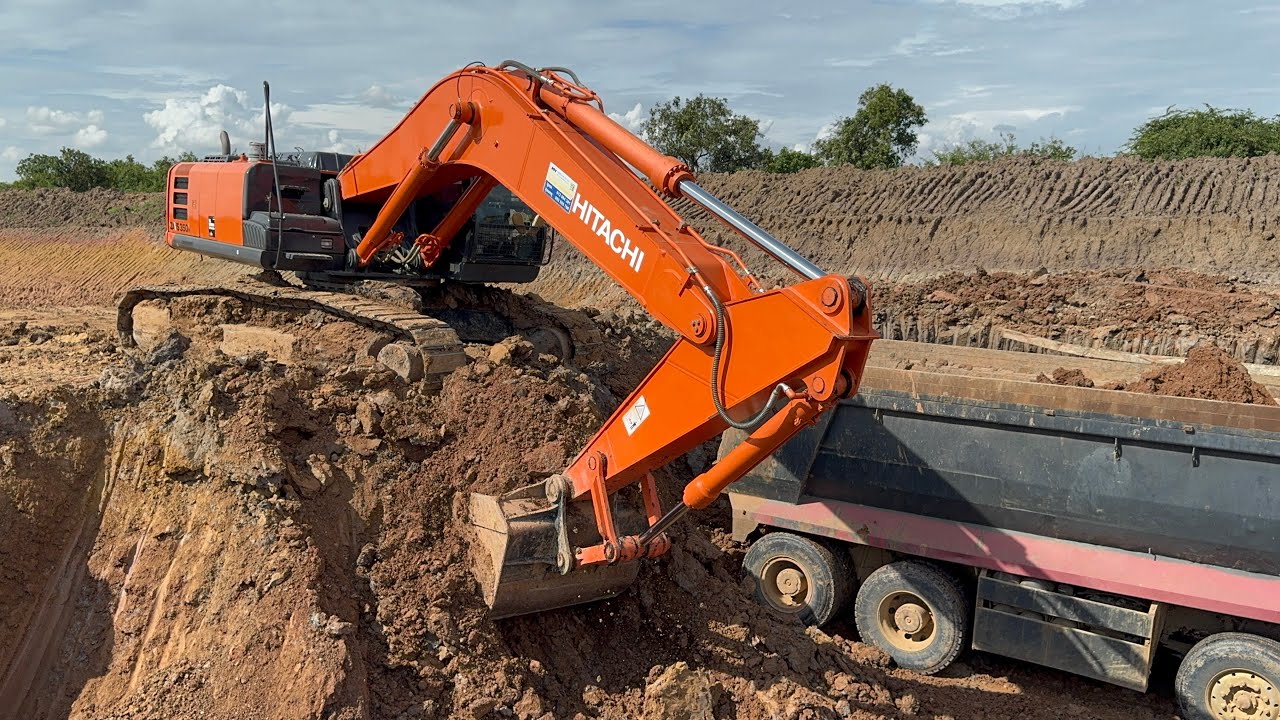 Hitachi ZAXIS 350LCH Excavators: Mastering Efficient Overburden Handling! 
