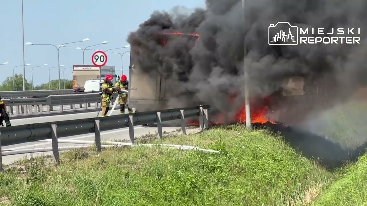 Straż pożarna gasi auto dostawcze na trasie S7 na węźle Lotnisko w Warszawie. Link w komentarzu.