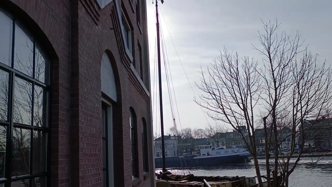 Bootje vaart door Zaanse bocht.