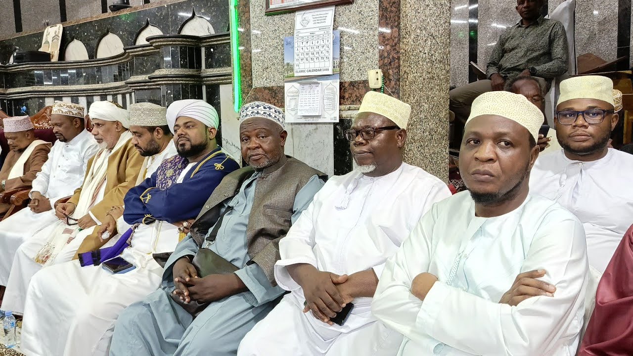 JOPO LA MASHEKH 20 WA MIKOA YA TANZANIA WALIVYOSWALI TARAWEHE USIKU WA LAILTUL QADRIR MASJID MTORO.