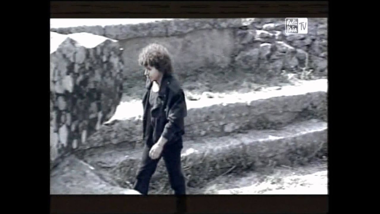 Riccardo Cocciante - Ammassati e distanti (Video)