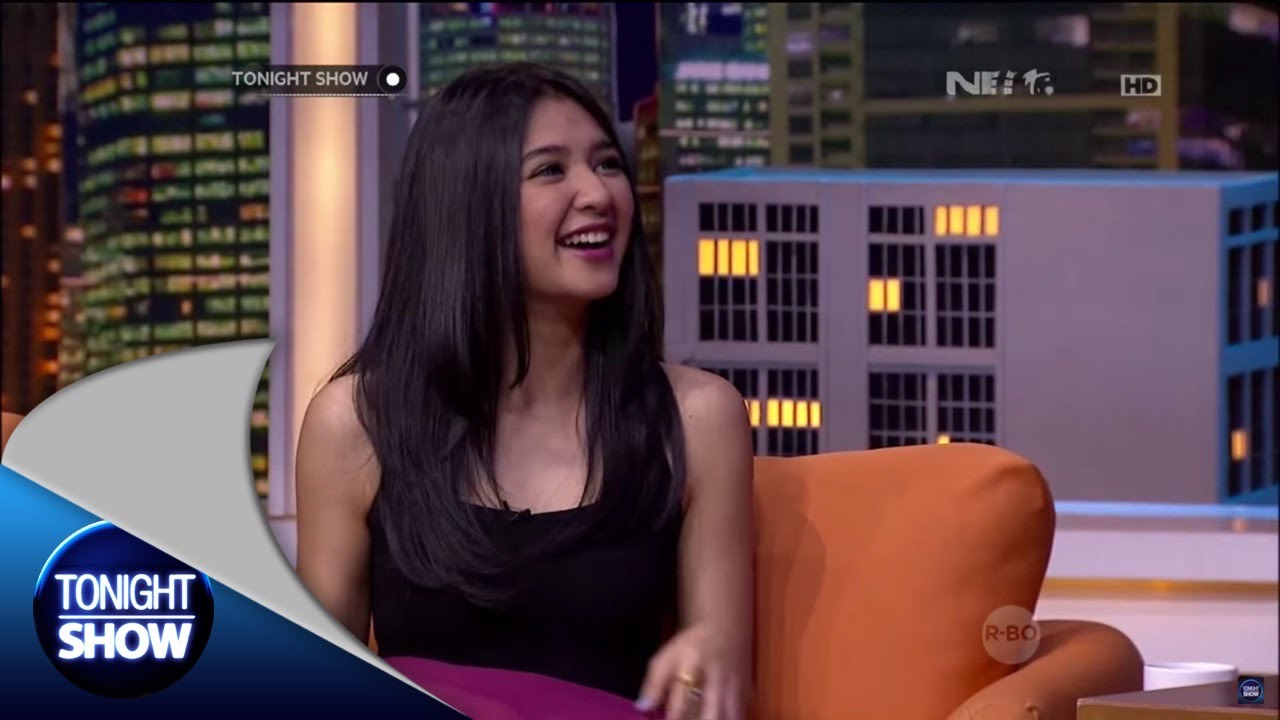 Mikha Tambayong Ditantang Gambar Pake Pensil Gede