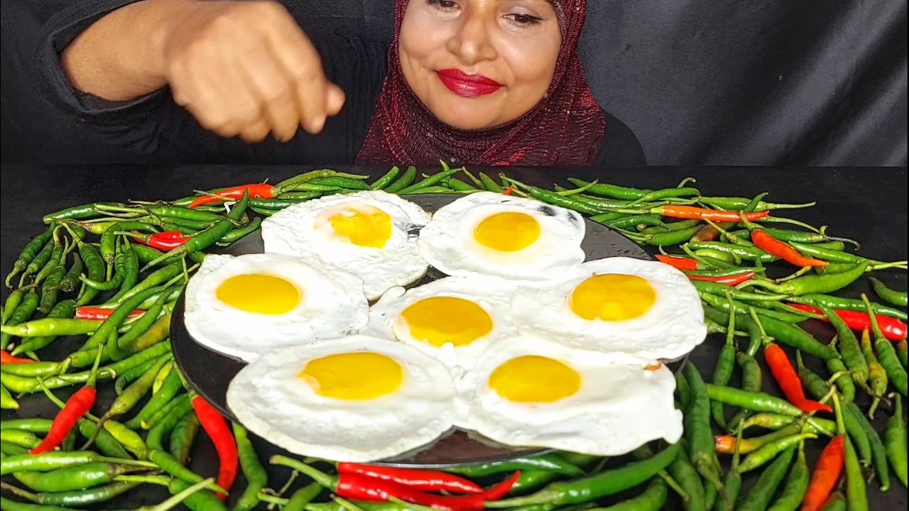 EATING POACHED EGGS WITH LOTS OF CHILLIES 🌶️,EATING ASMR, MUKBANG.
