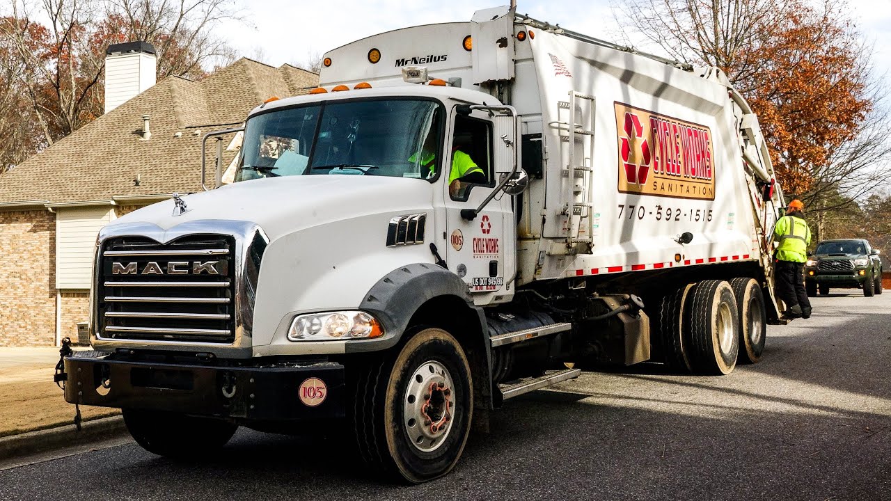 Red Oak Sanitation - Mack Granite McNeilus Rear Loader