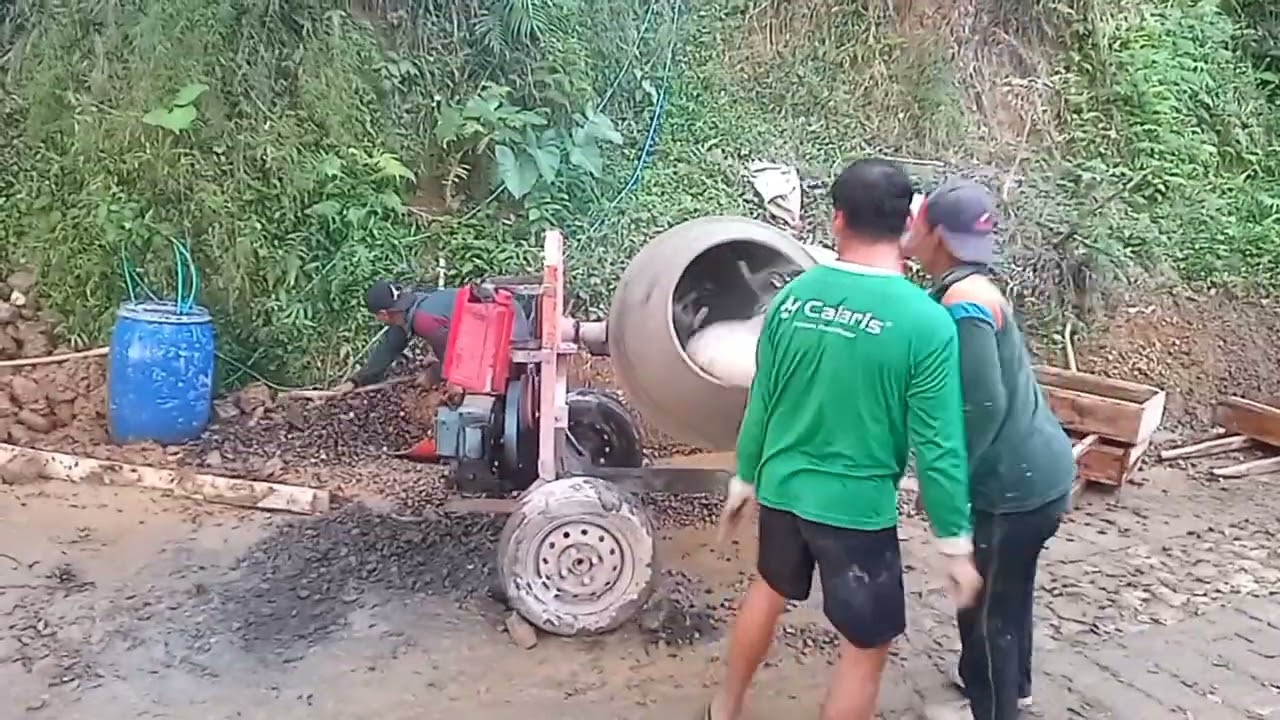 Kekompakan warga pengecoran jalan mbandung cakul