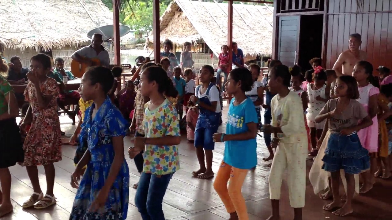 Tarian & Nyanyian Di Sawinggrai Raja Ampat