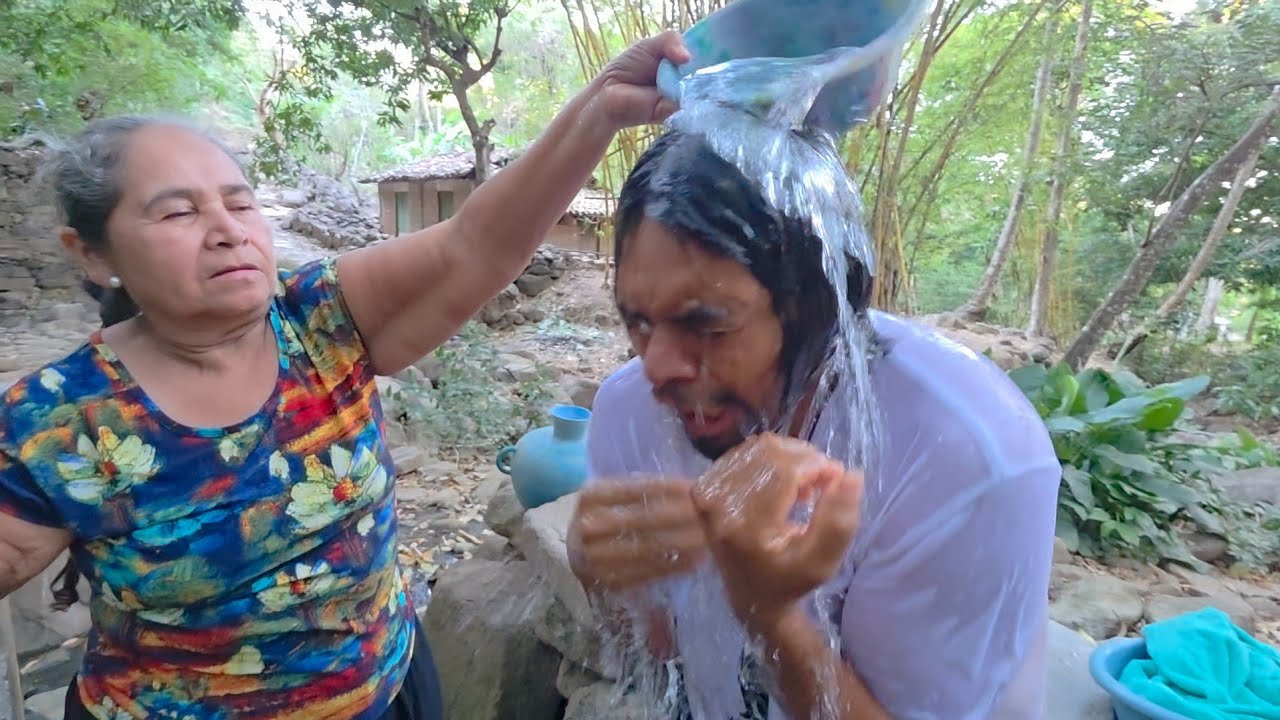 MI MAMA BAÑANDOME EN EL RIO