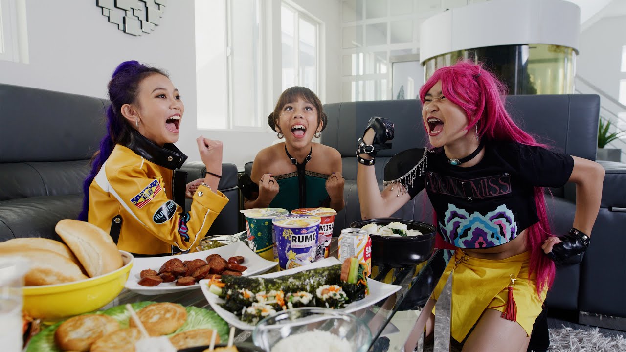 KPOP DEMON HUNTERS - HUNTRIX MUKBANG FOOD PLANE SCENE | IN REAL LIFE | LIVE ACTION REMAKE | RAMEN