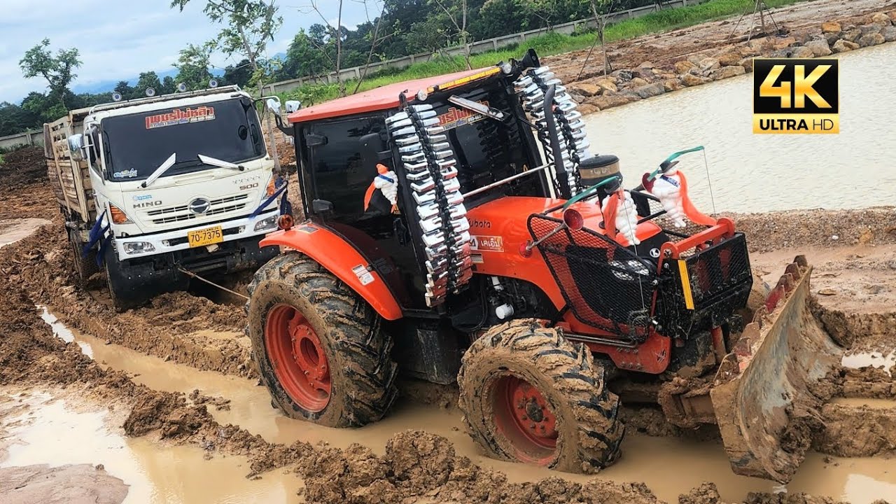 โหมดขับ 4 เร่งเต็มตีน 🚜🚜🚜 รถไถ KUBOTA M108S ลากรถสิบล้อหนักออกจากดินหล่ม ทุลักทุเลให้ 10/10 👍👍👍