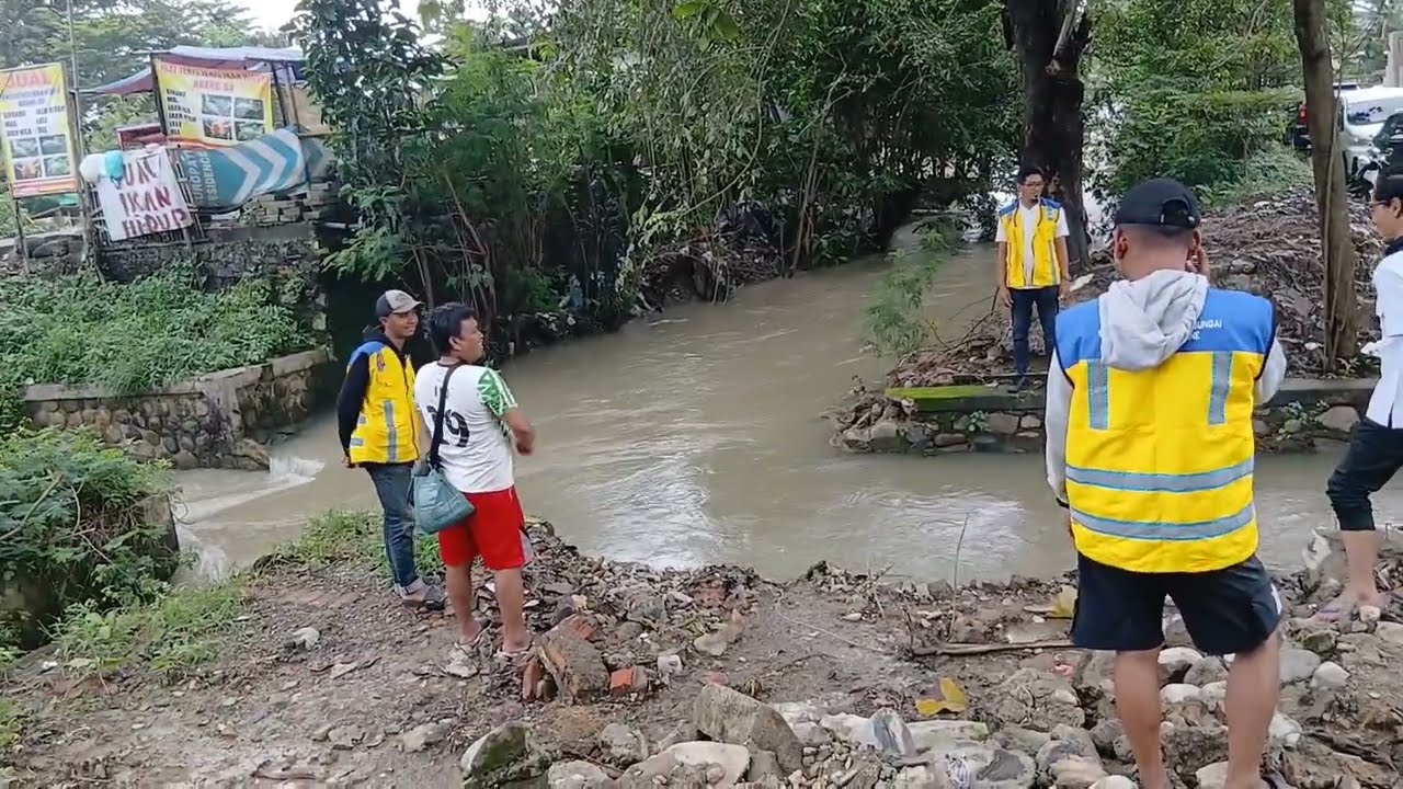 Akhirnya gorong-gorong kali gabus disidak kementerian ! Beton pintu air ambrol belum di evakuasi 