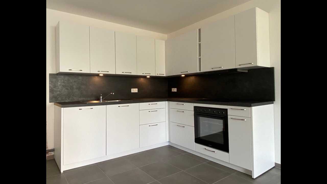 Pose d'une cuisine dans un logement neuf.
