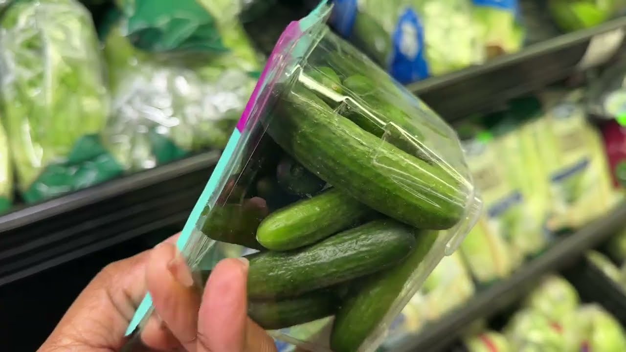 Покупки продуктов для пополнения запасов в кладовой в Walmart.