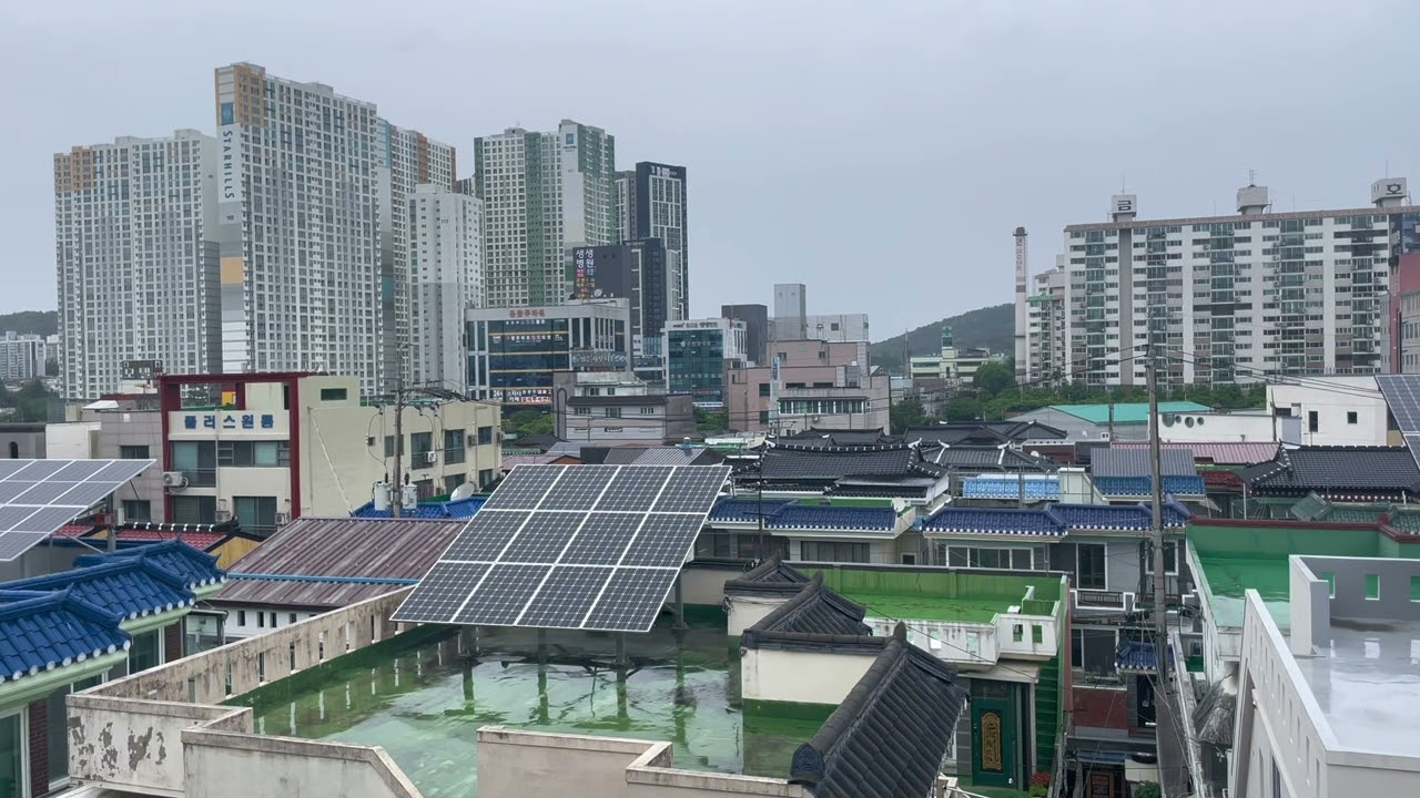 Rainy day in a Korean City ambiance