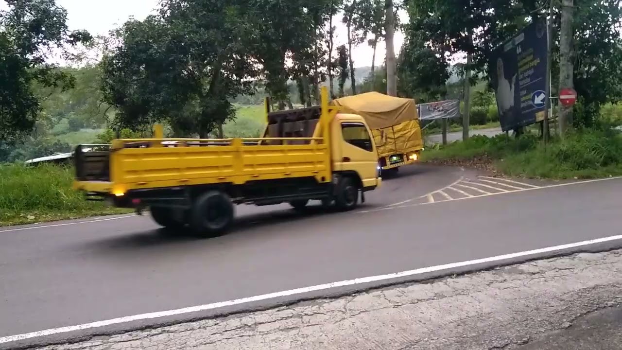 Bus Harapan Baru tak berkutik saat dihimpit Dua truck tronton ditikungan tajam lahor 