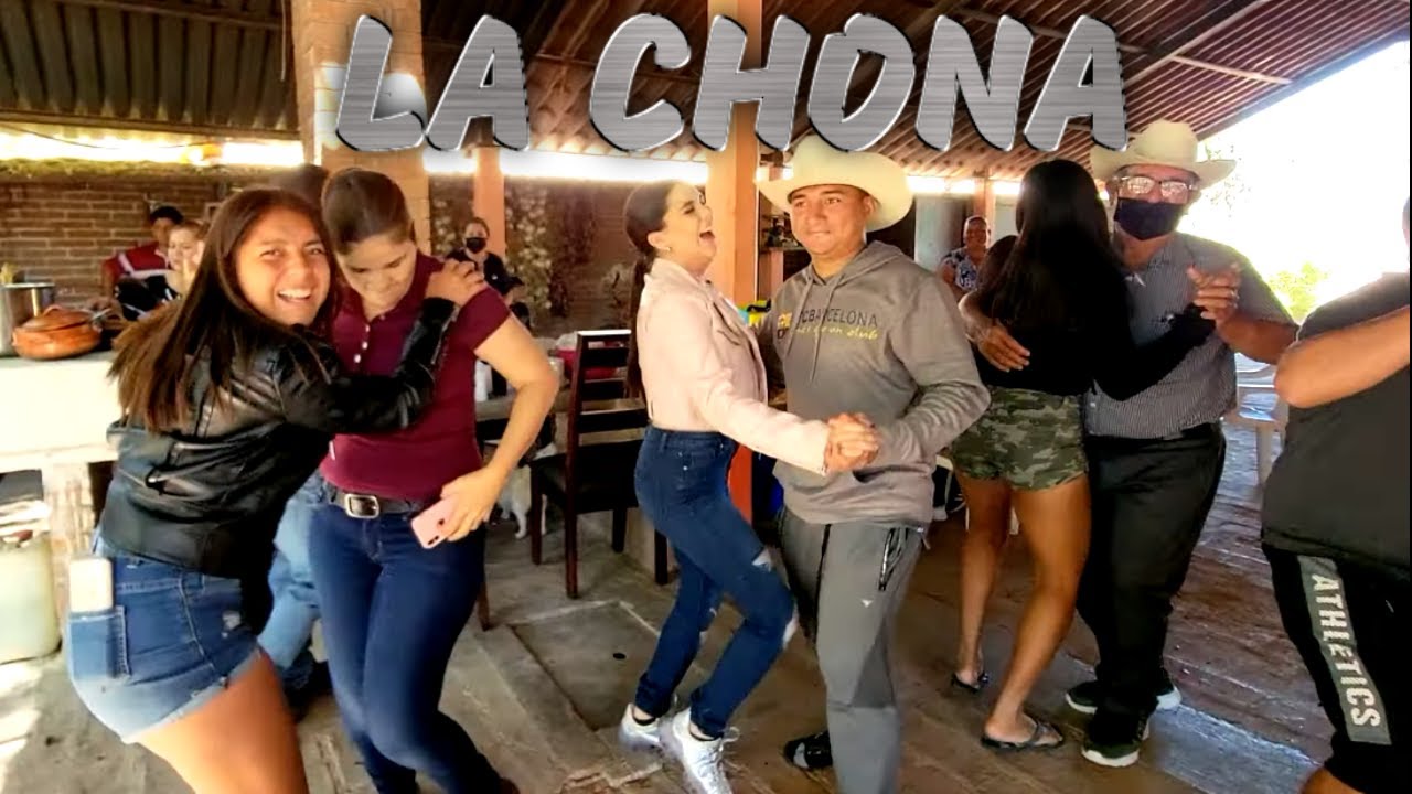 Disfrutando de un baile al ritmo de la Chona con banda