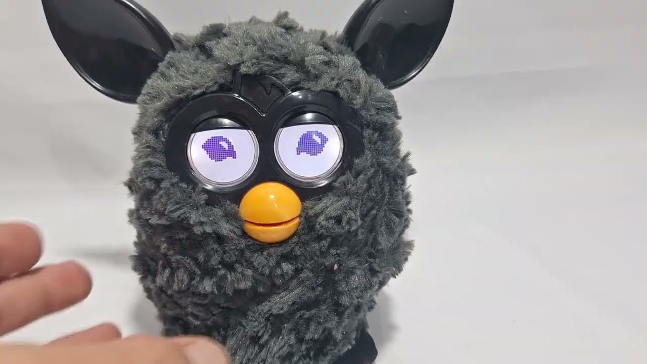 Antigo Furby preto funcionando ingles