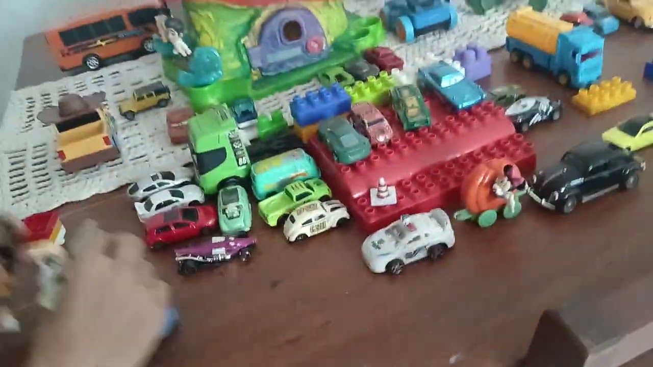 A irmã ganhou um irmãozinho.  