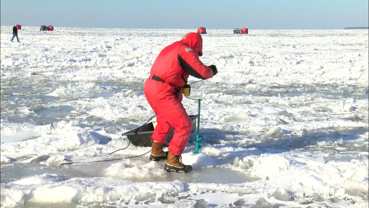 LAKE ERIE ICE FISHING AND SPECTATORS