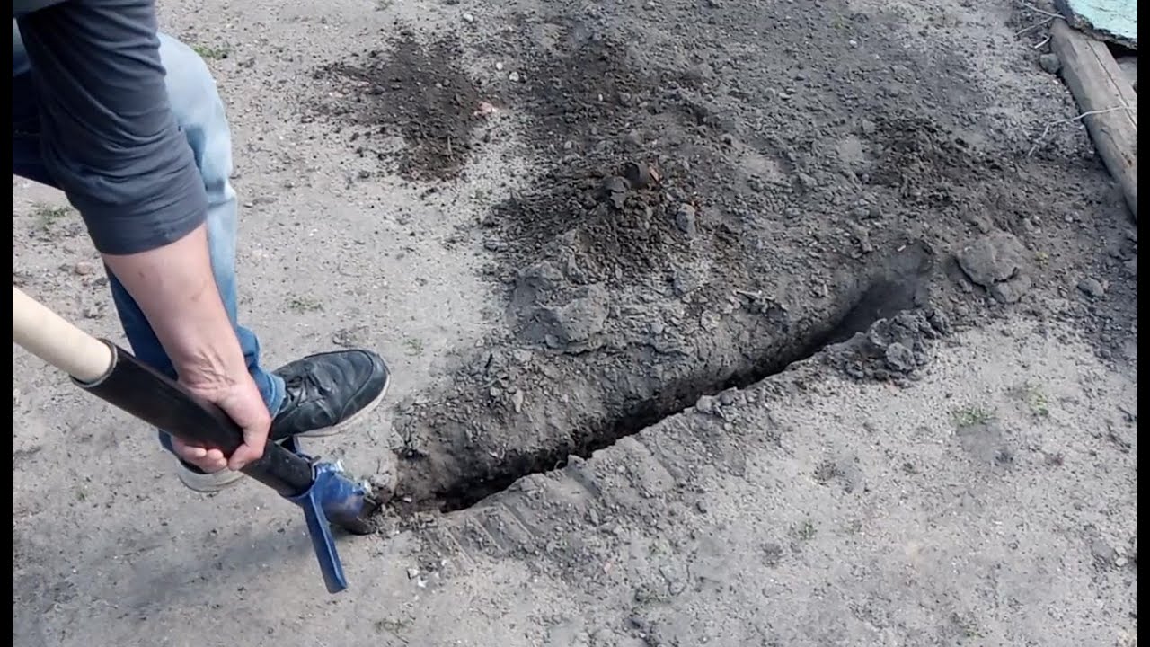 Лопата для прокладки кабеля из водопроводной трубы.