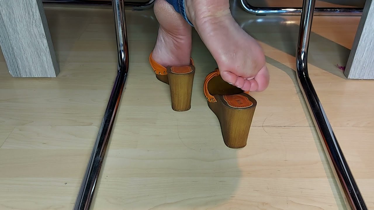 Feet shoeplay mule