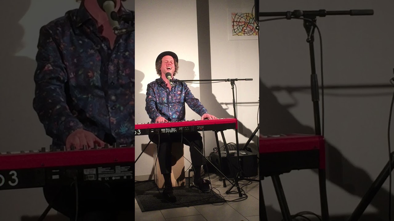 Ramon Bessel (3) im KreativRaum an der Schwelle: &Uuml;berraschende humoristisch-musikalische Show​