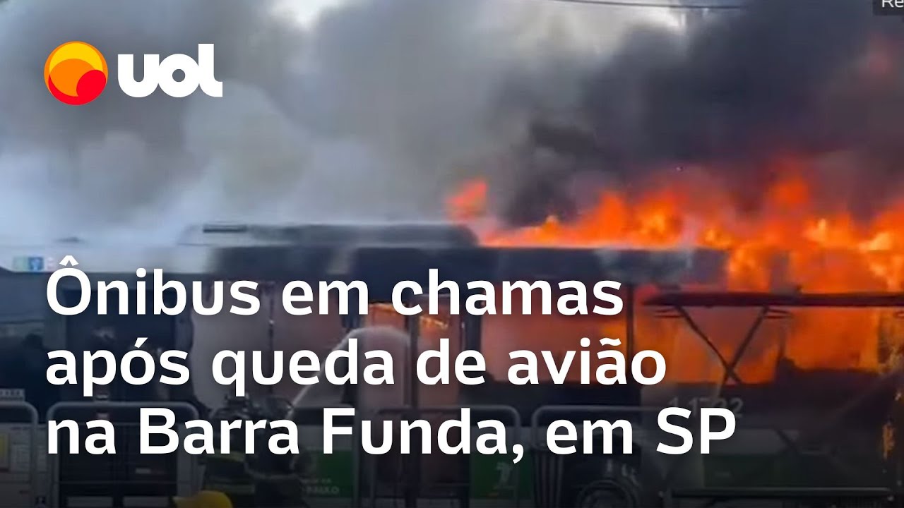 Avião cai na Barra Funda: Vídeo mostra fogo em ônibus em avenida e bombeiros combatendo chamas