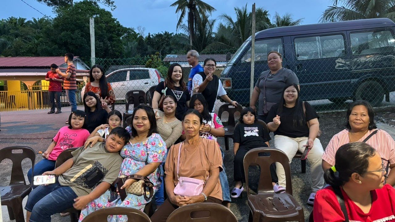 Kejutkan besar untuk mempelai pengantin Kita. Satu family ikut hantar kek ke mempelai pengantin.