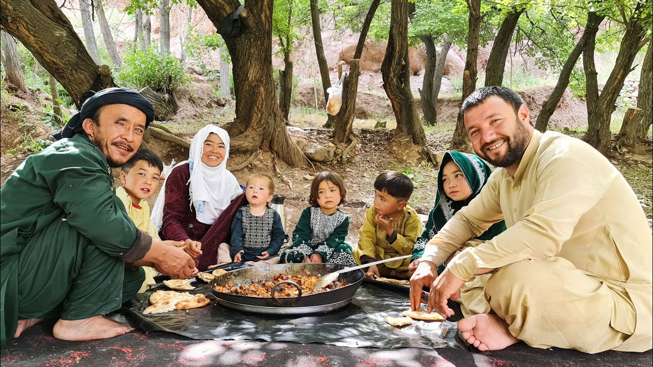 Twin Family on Picnic | Feast on Meat & Eggs Karahi at The Heart of Nature | Meat Addicts | YFS |