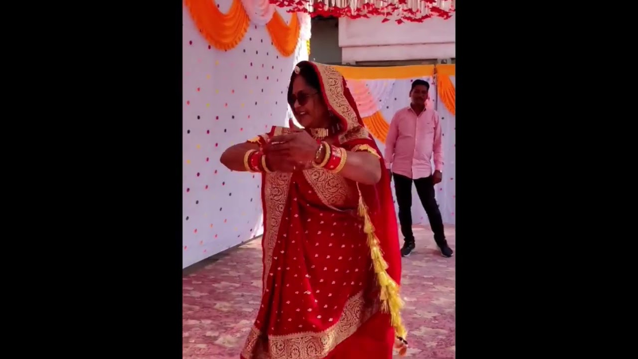 The best dance performance by paren |mujhse dosti krogi|The medley songअंताक्षरी#Couple#weddingdance