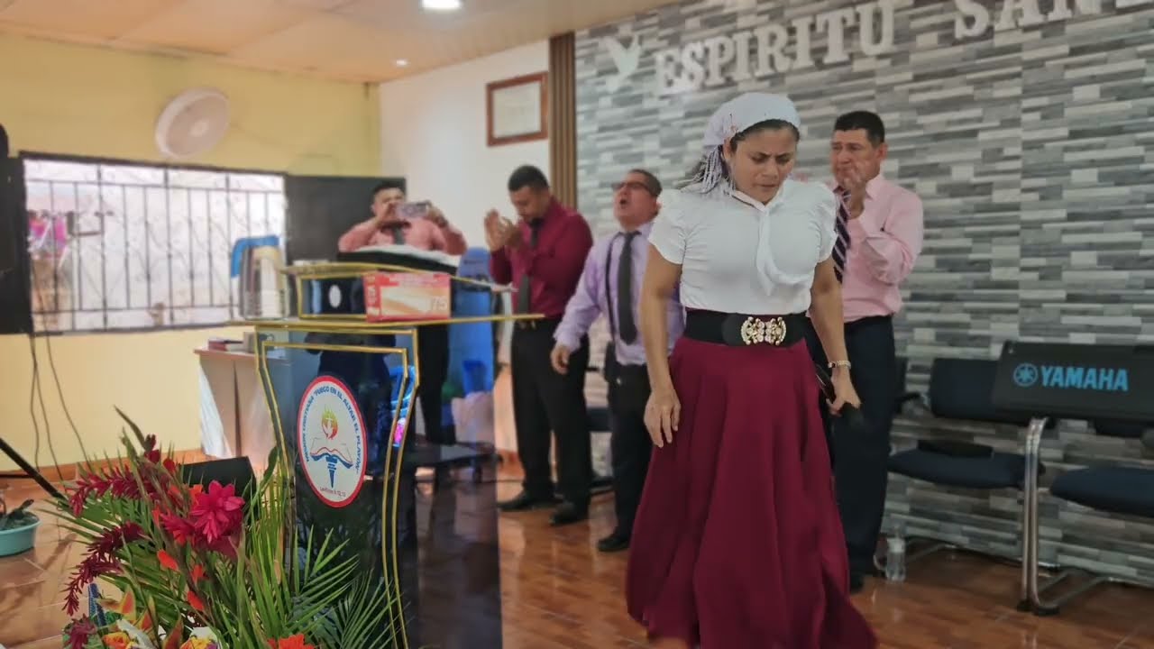 Coros de Fuego / Coros Alegres / Fuego en el altar Somos una iglesia en las manos de Dios