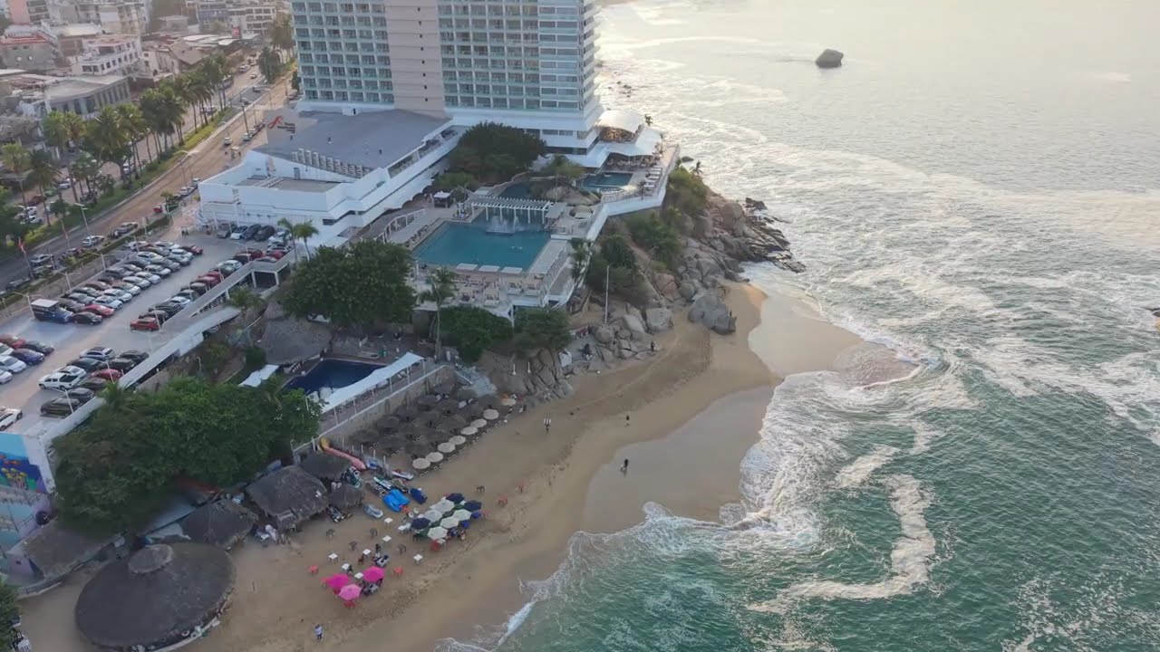 La señora saluda al dron dji mini 5 pro 