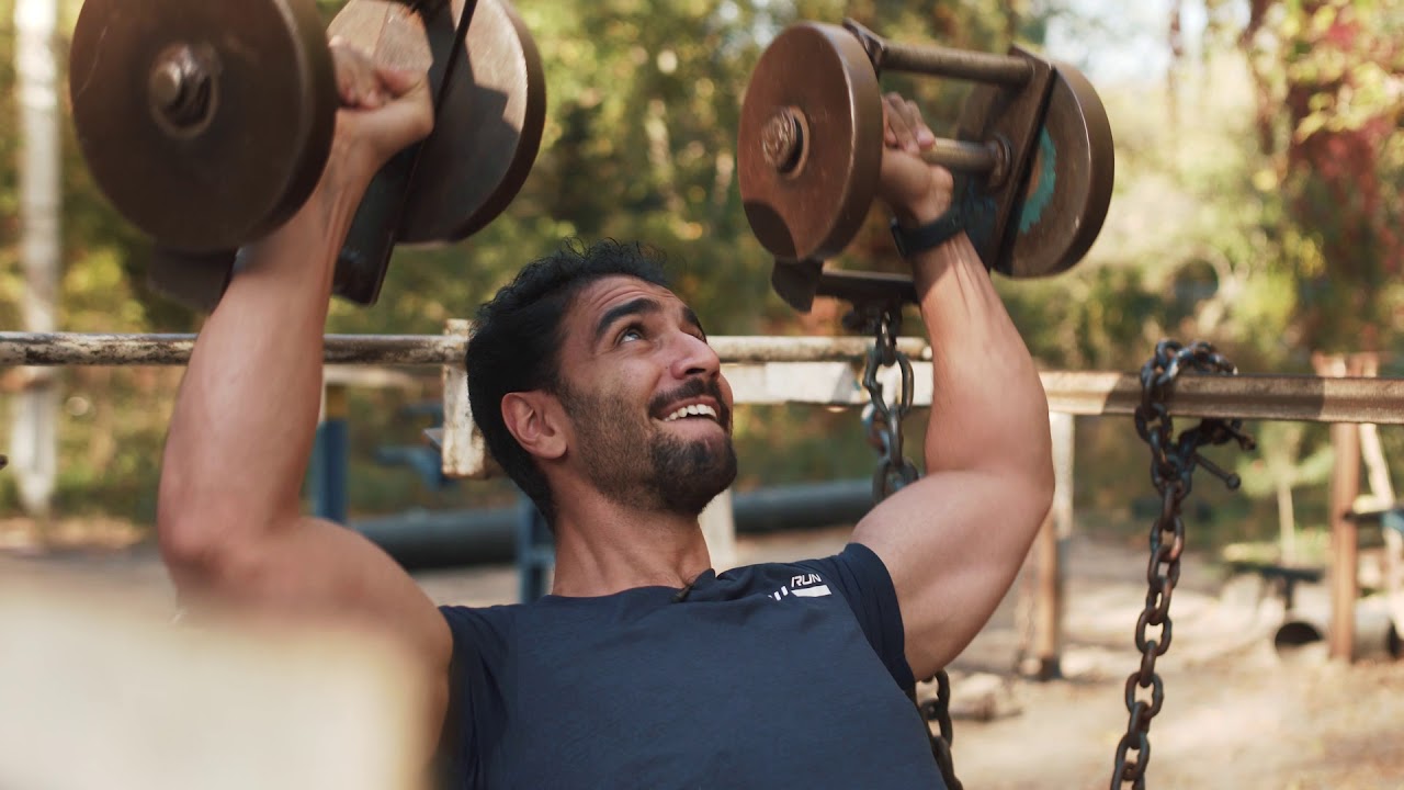 التمرين في السفر في جيم خارجي في اوكرانيا مدينة كييف Outdoor Gym in Kiev, Ukraine