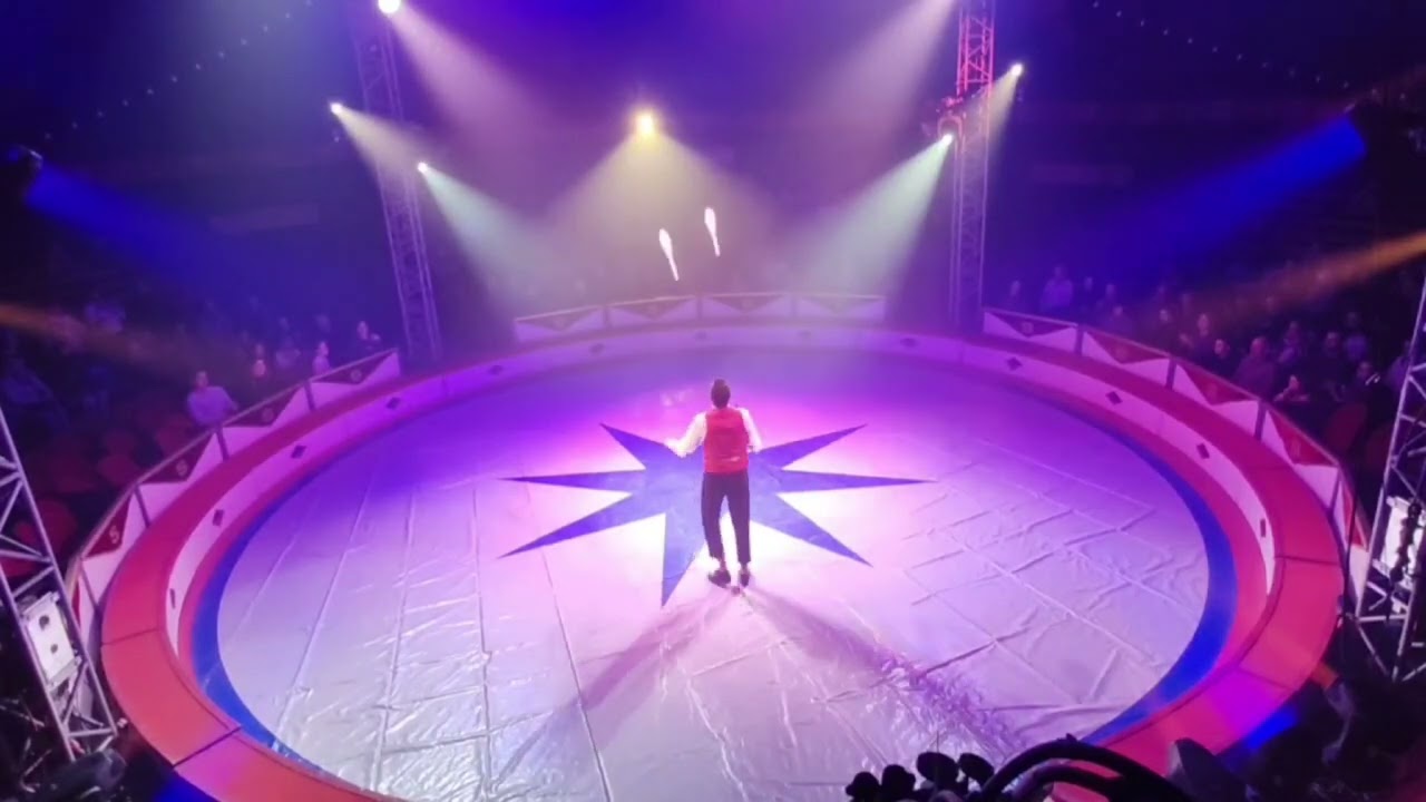 Shay Wapniaz - 4 clubs at Frauenfelder Weihnachtszirkus 2025 Circus Stey. Comedy Juggling and Ladder