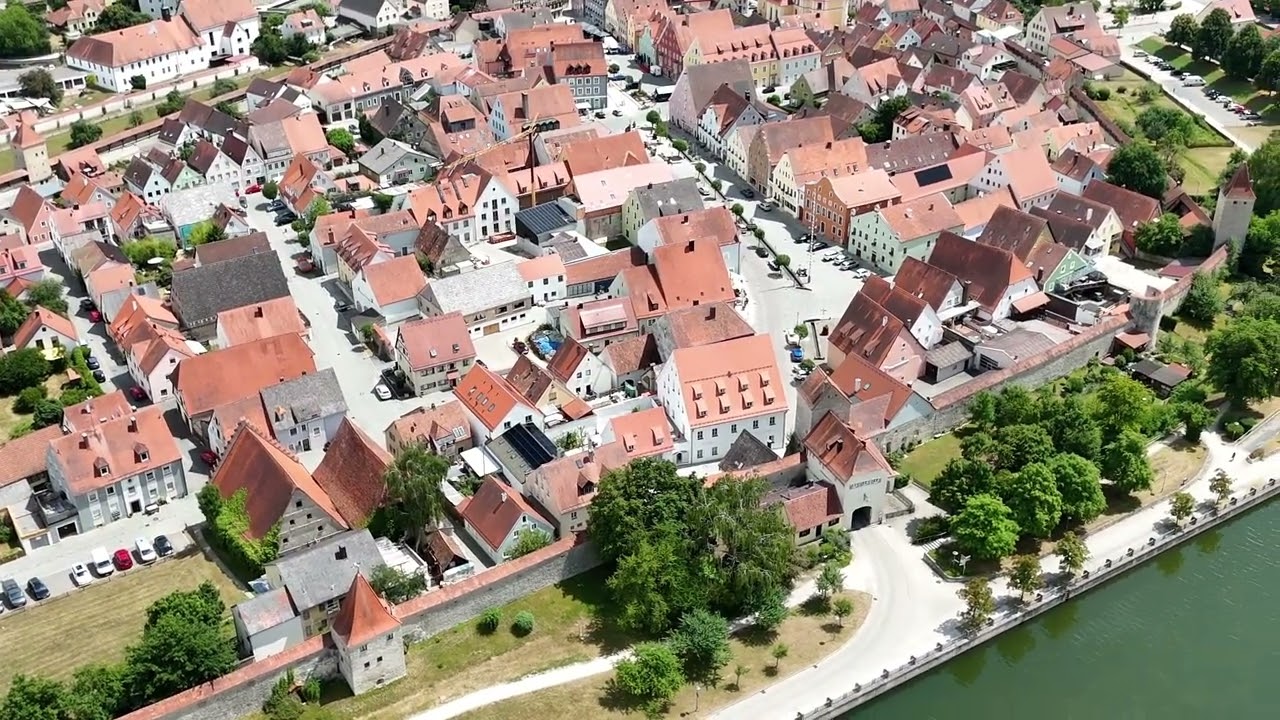 Die Stadt Berching am Main Donau Kanal mit historischer Stadtmauer.