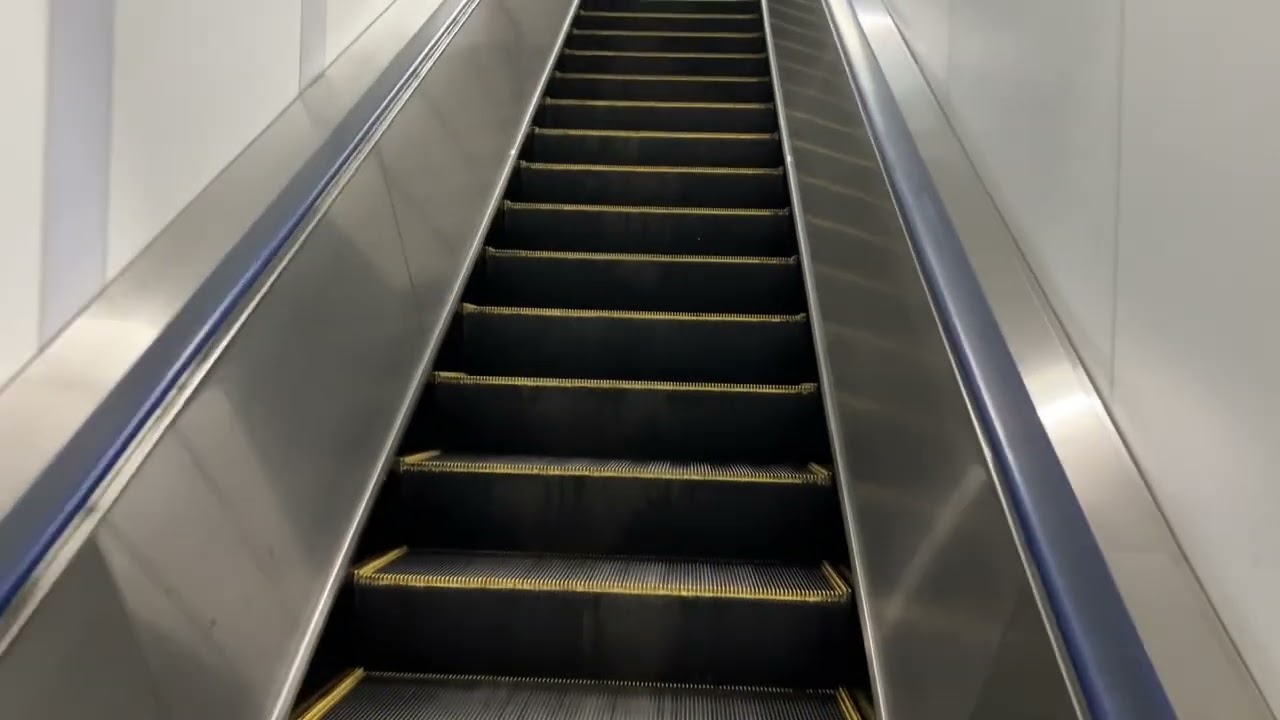 【日立】4Xエスカレーター 和泉中央駅 3X escalator Izumi Chuo station Senboku Kosoku Railway Osaka Japan
