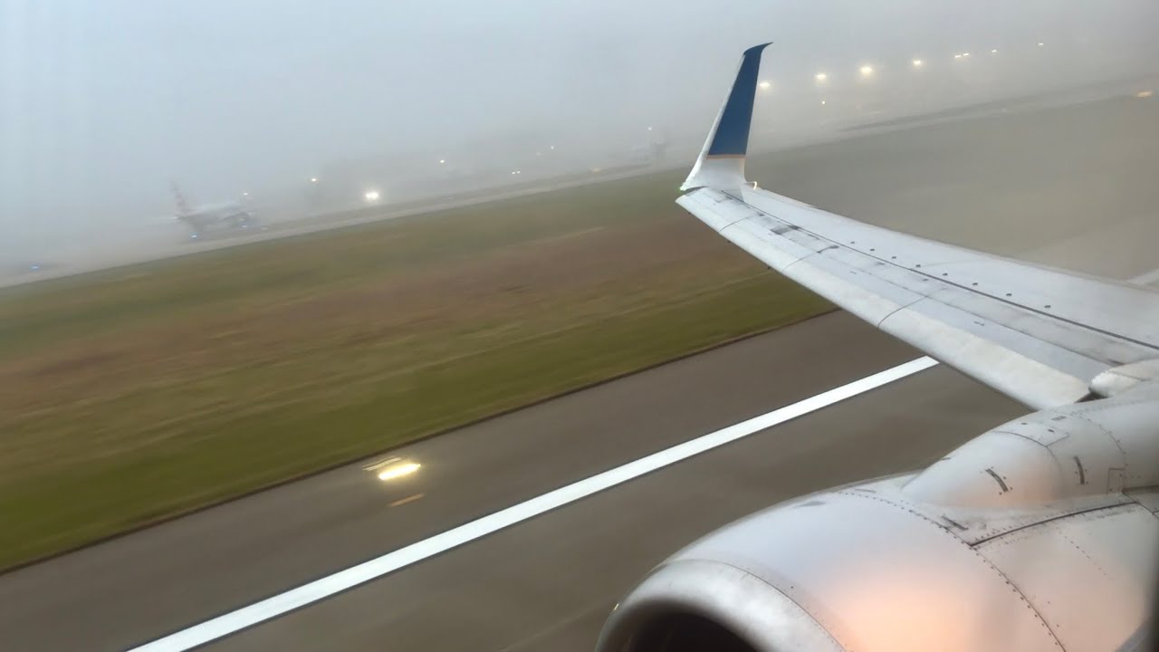 Foggy morning takeoff out of Madison - United Airlines - Boeing 737-800