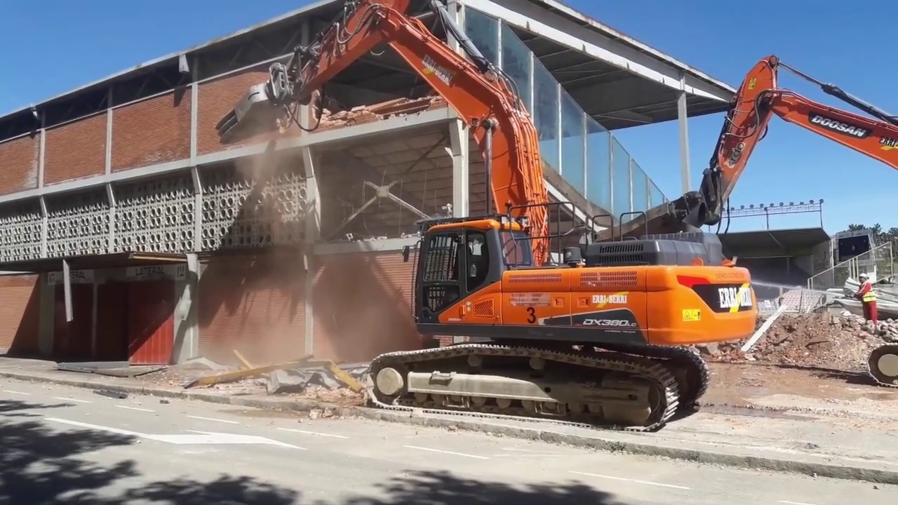 Demolición de la grada Lateral del Estadio de El Plantío