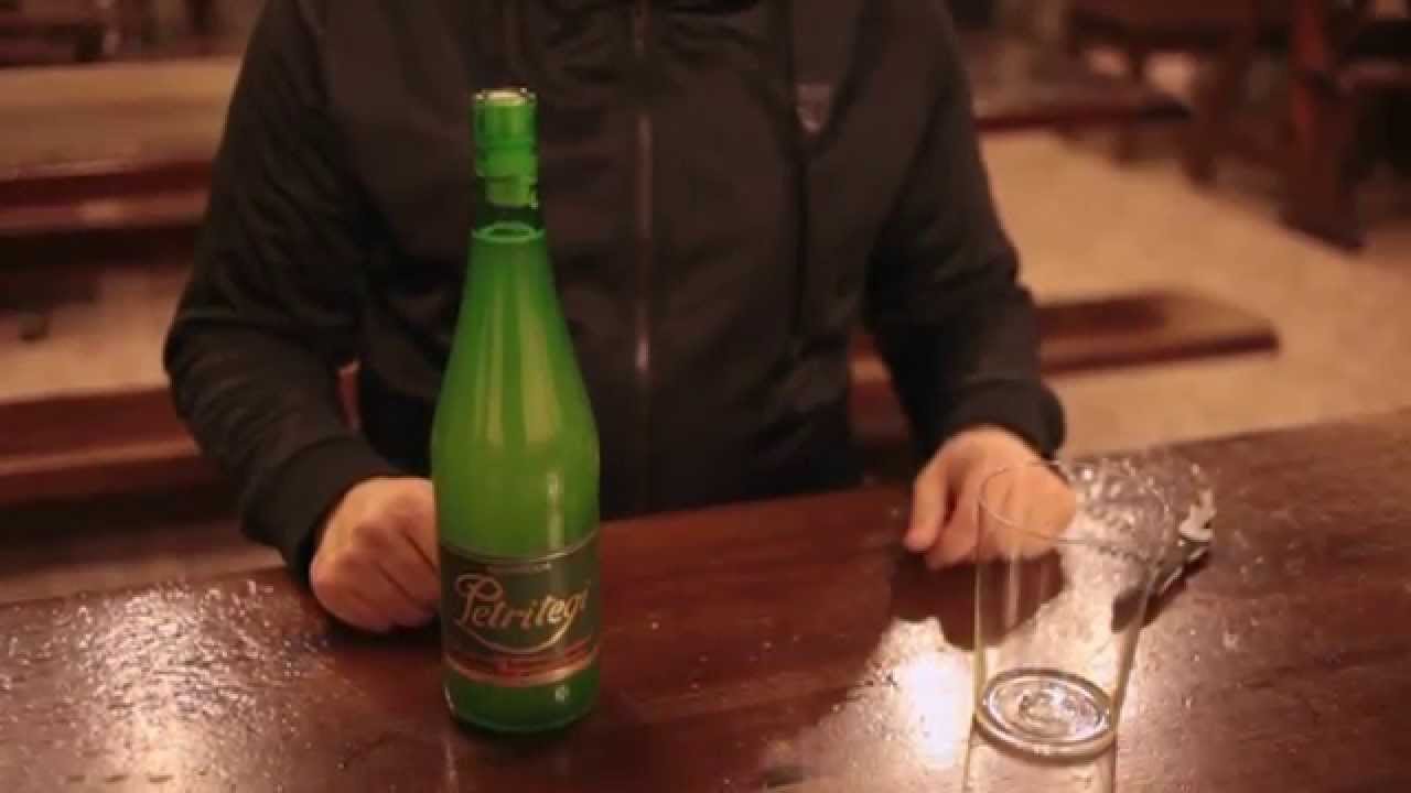 C&oacute;mo servir la sidra Petritegi