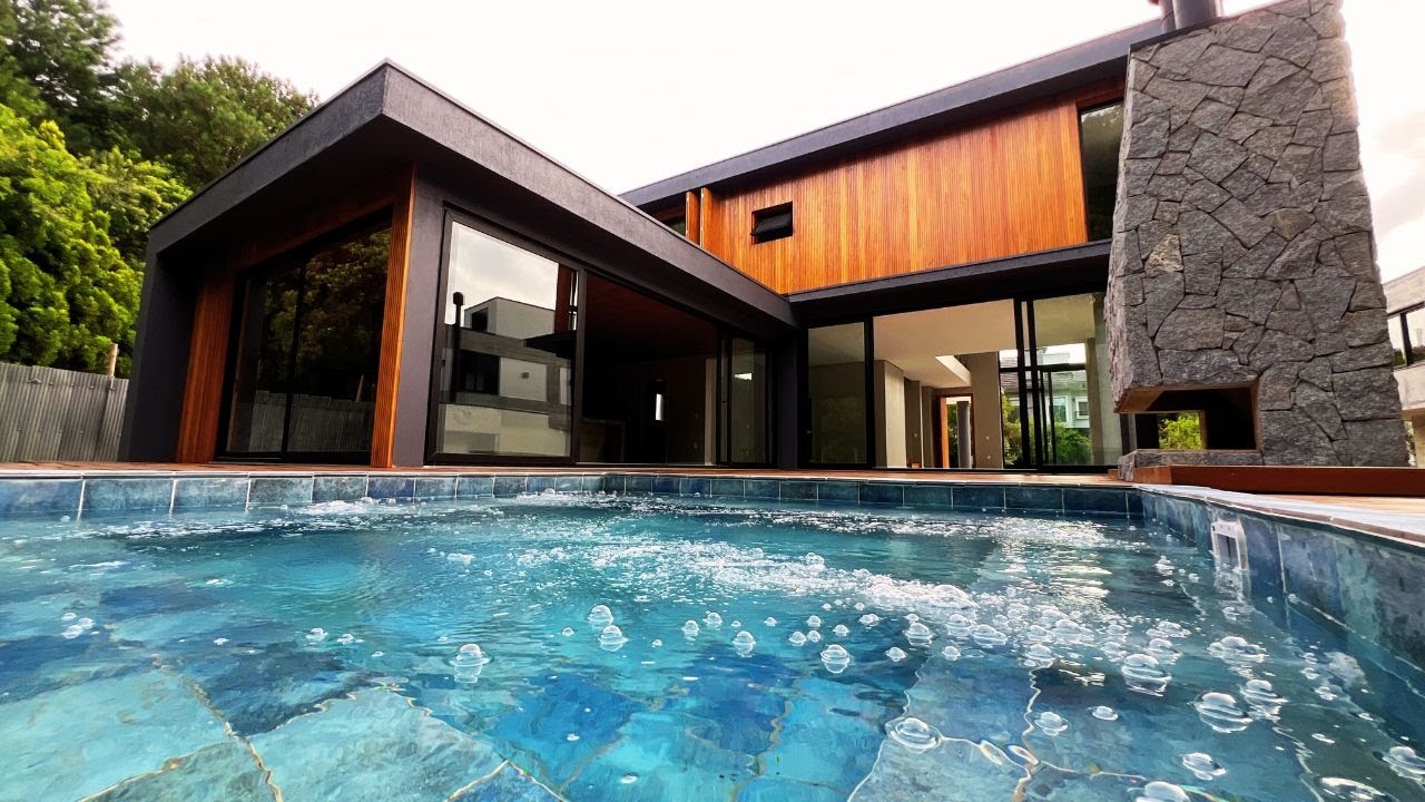 CASA À VENDA ALPHAVILLE GRAMADO RS BRASIL DE 347M² COM ARQUITETURA CONTEMPORÂNEA