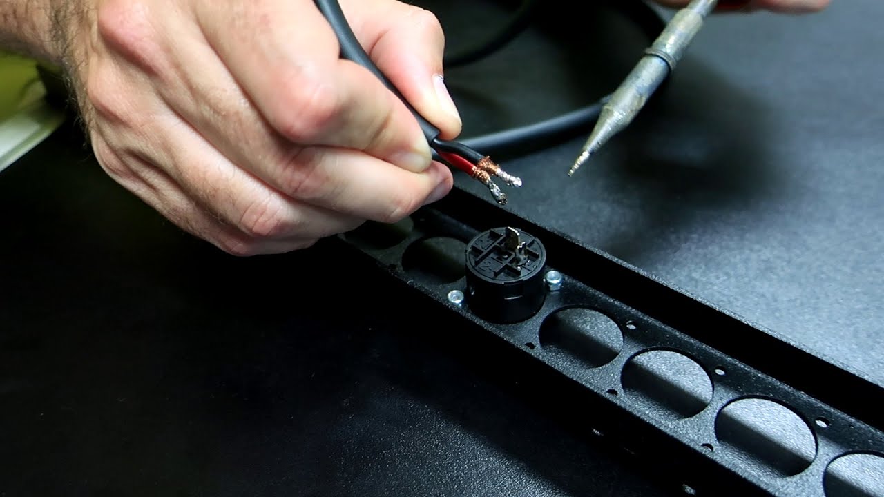 MECANIZACIÓN DE LAS SALIDAS DE POTENCIA DEL AMPLIFICADOR - CÓMO SOLDAR EL CONECTOR SPEAKON EN CHASIS