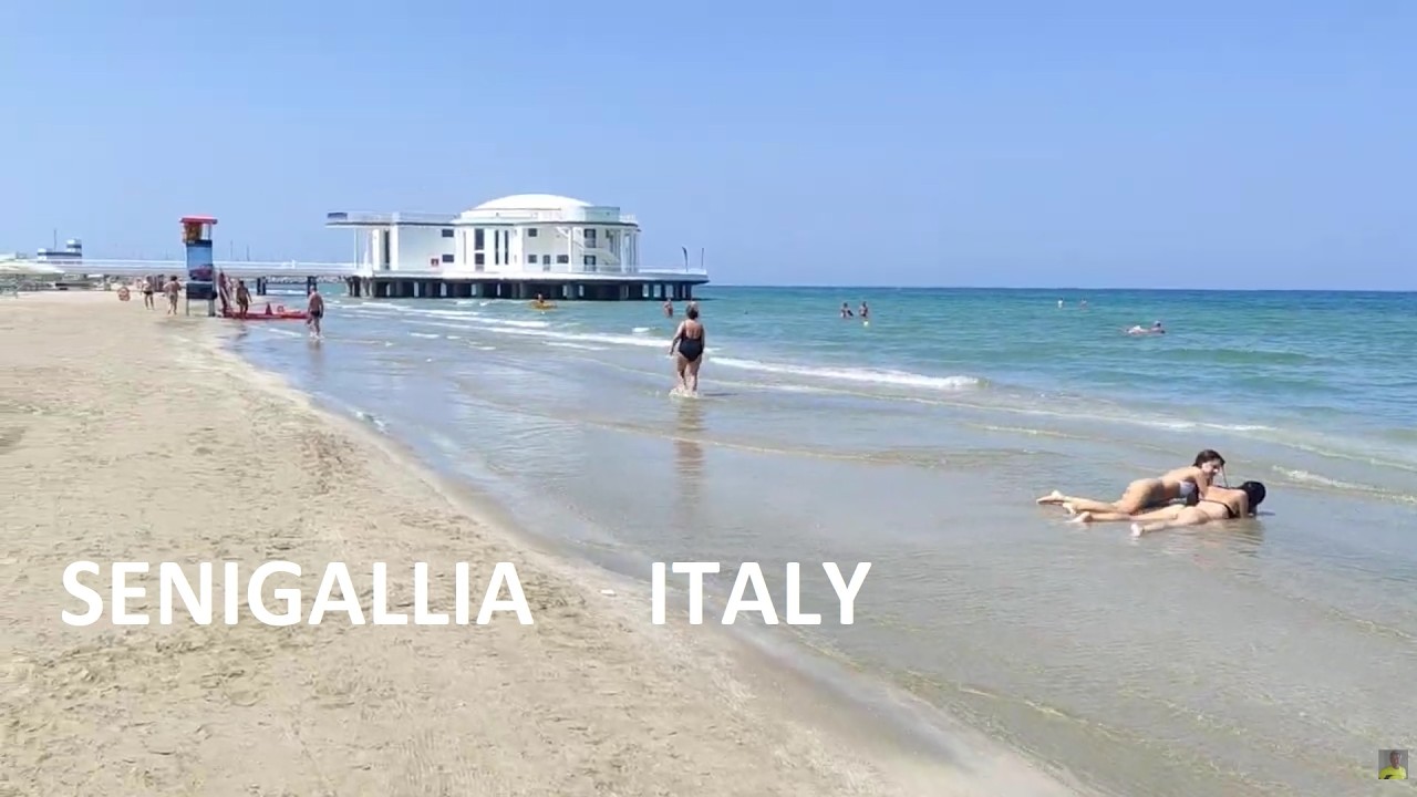 Senigallia , Le spiagge vicino la Rotonda a Mare a metà luglio , Marche Italy