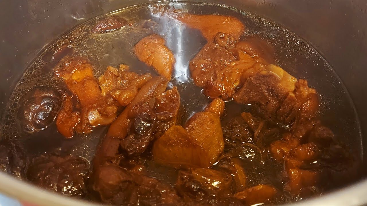 HOW TO COOK PORK KNUCKLE WITH  SOY SAUCE |SIMPLE BUT IS GOOD |CHINESE FOOD RECIPE