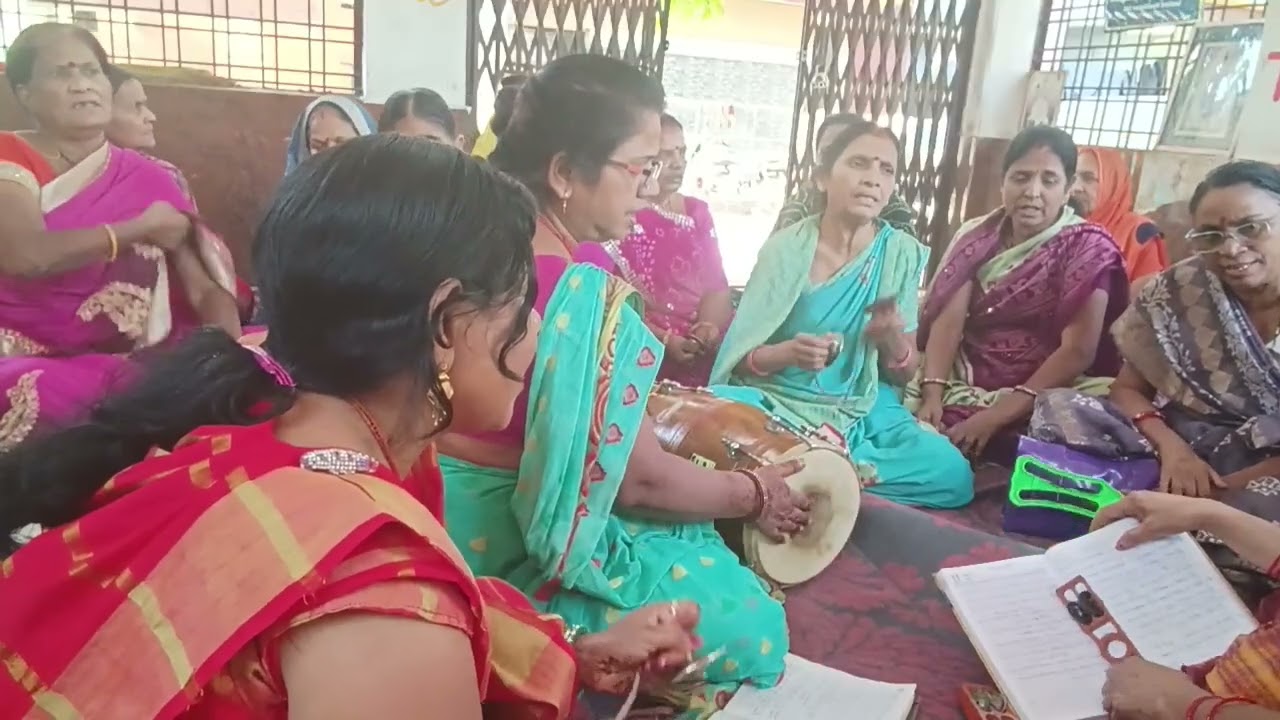 भजन मैया तेरी चुनरी है जारी तेरा लहंगा है लाखों का जय माता रानी