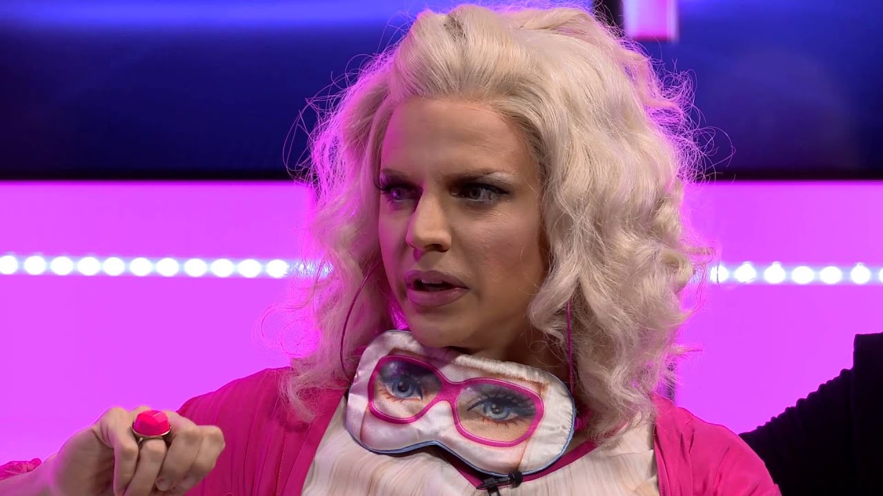Bianca Del Rio & Courtney Act On Aussie Female Beauty | Scoopla