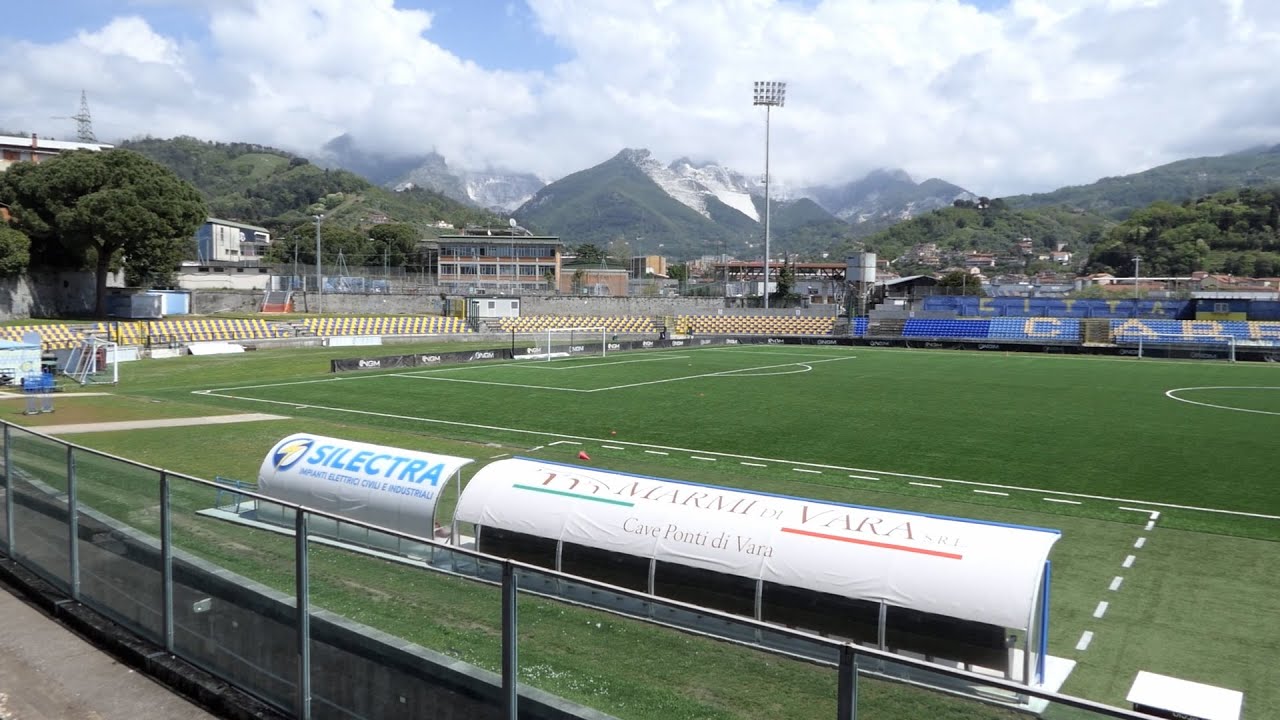 Tensione allo Stadio dei Marmi: tifosi della Carrarese in protesta per i ritardi dei lavori