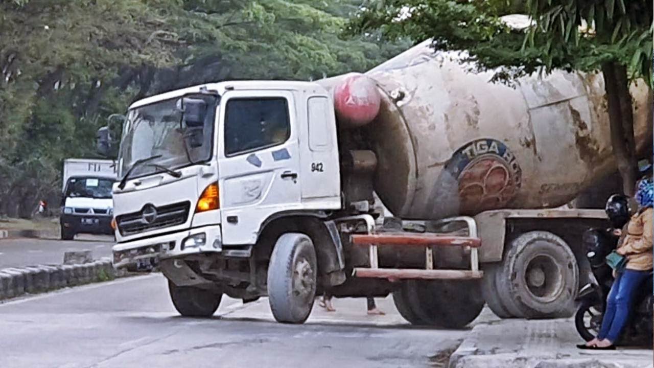 MOBIL TRUK MOLEN COR MIXER BETON HINO 500 FM 260 TI OLENG KIRI KANAN | PIONIR BETON INDOCEMENT