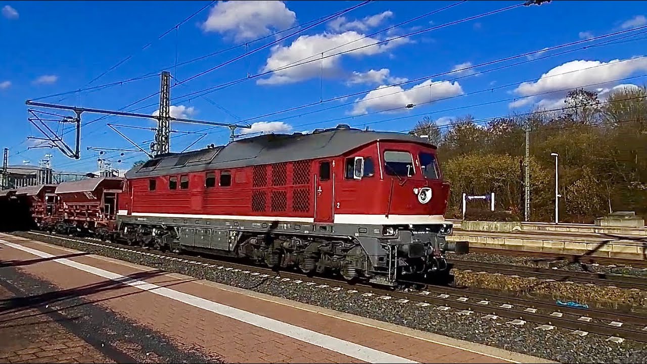 Oldtimer Lok Ludmilla BR 232 fährt mit Güterwagen durch den Bahnhof Kassel - Wilh.